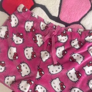 Pink Hello Kitty shorts 💓